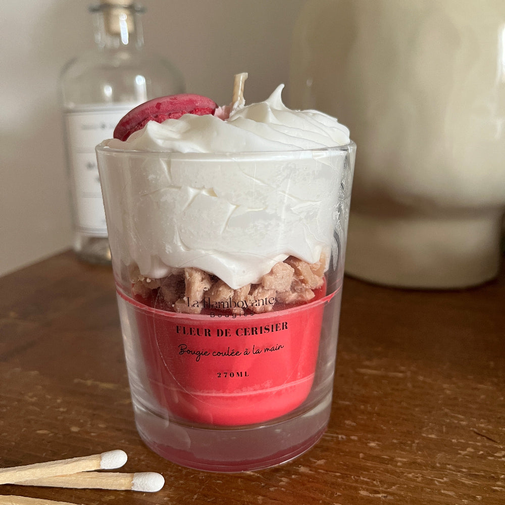 Bougie chantilly gourmande rose parfum fleur de cerisier avec macaron rose sur le dessus