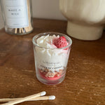 Petite bougie chantilly parfum fleur de cerisier avec une petite fraise en cire sur le dessus et de la chantilly en cire. 