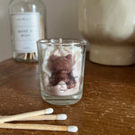 bougie chantilly avec un petit ourson en cire marron. 