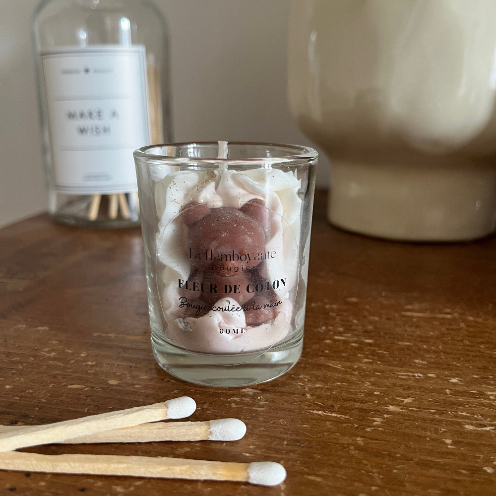 bougie chantilly avec un petit ourson en cire marron. 