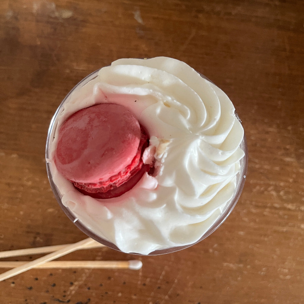Bougie chantilly gourmande rose parfum fleur de cerisier avec macaron rose sur le dessus
