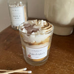 bougie chantilly parfum pain d'épices avec un petit bonhomme pain d'épices sur le dessus.