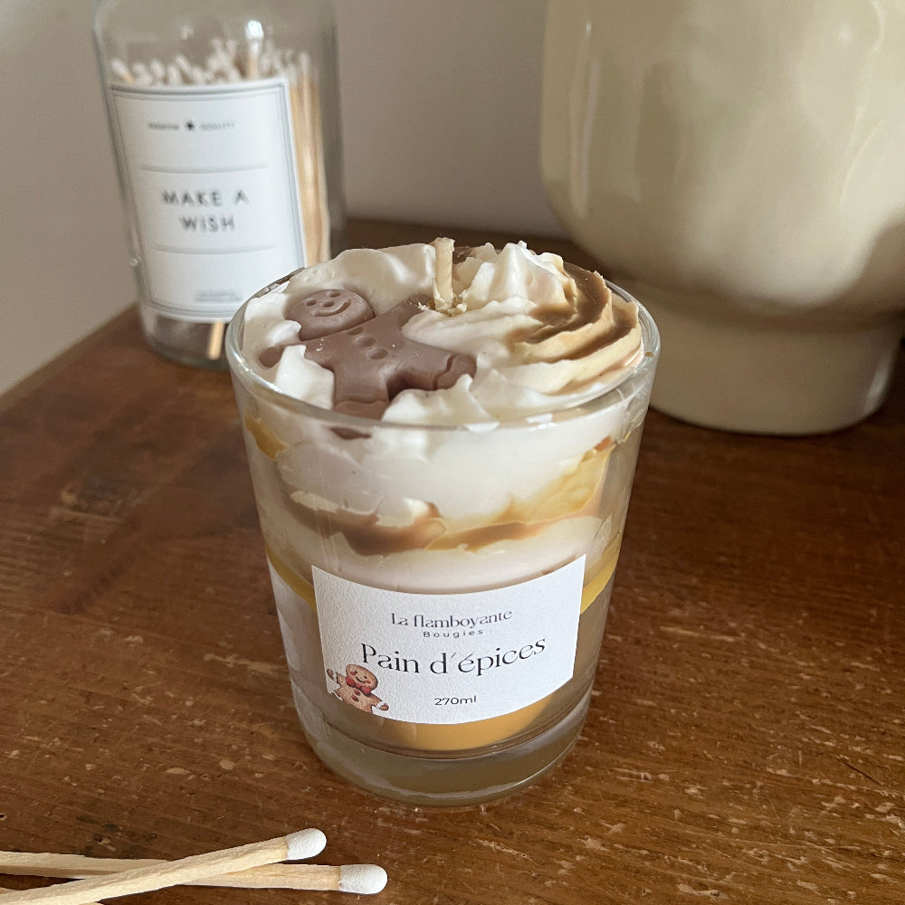 bougie chantilly parfum pain d'épices avec un petit bonhomme pain d'épices sur le dessus.
