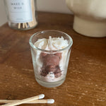 bougie chantilly avec un petit ourson en cire marron. 