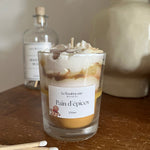 bougie chantilly parfum pain d'épices avec un petit bonhomme pain d'épices sur le dessus.
