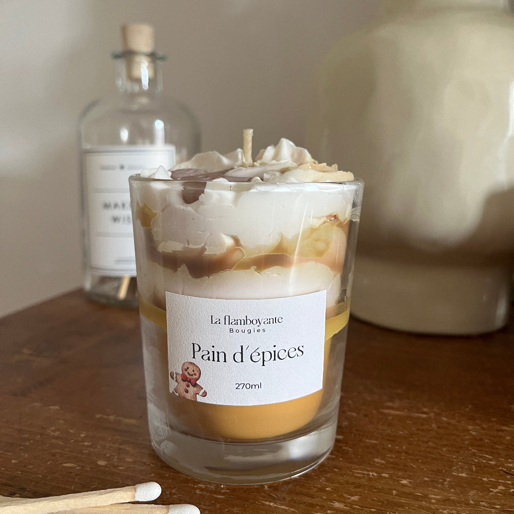 bougie chantilly parfum pain d'épices avec un petit bonhomme pain d'épices sur le dessus.