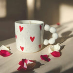 Bougie parfumée coulée dans une tasse en céramique avec des coeurs rouges. Parfum fleur de coton. 340ml