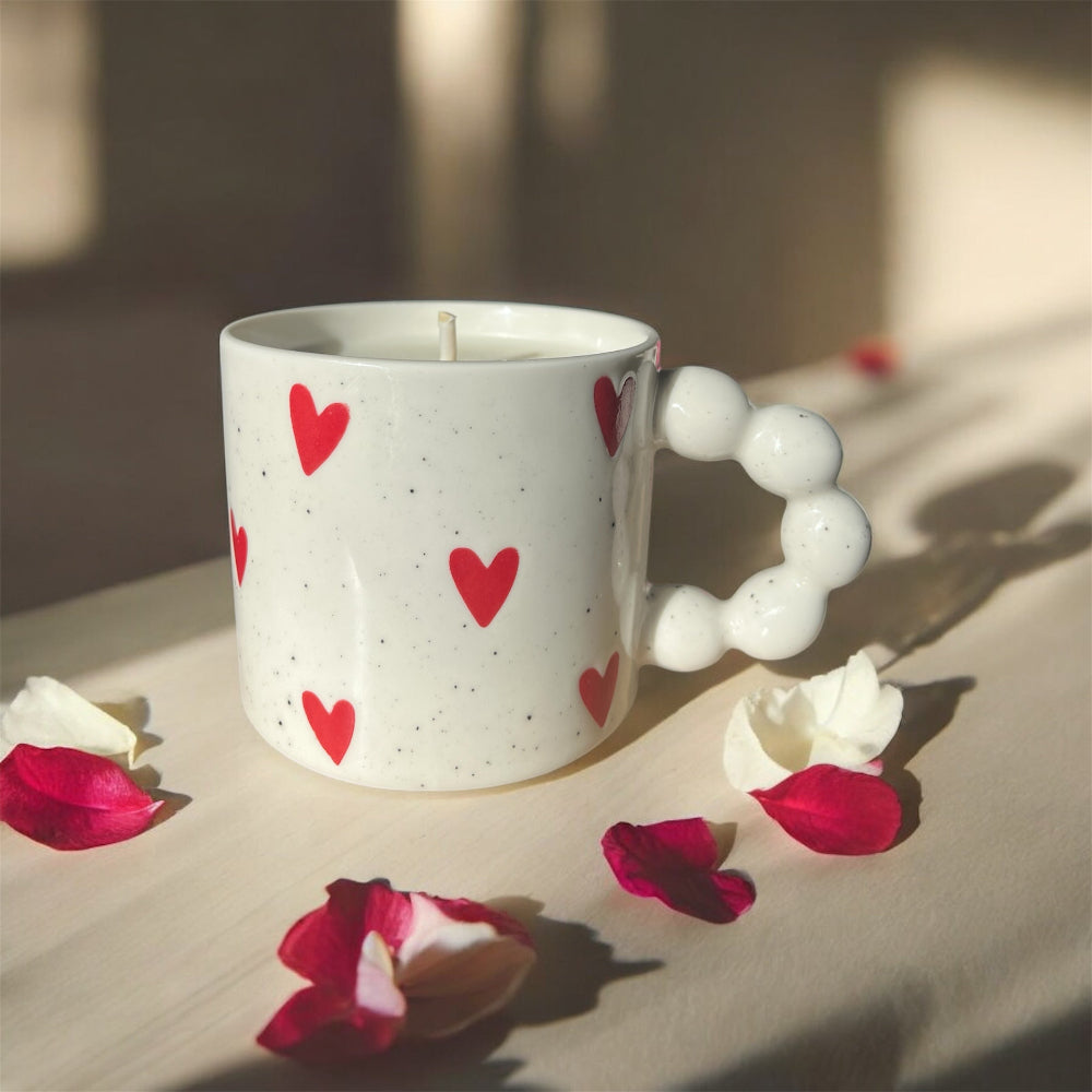 Bougie parfumée coulée dans une tasse en céramique avec des coeurs rouges. Parfum fleur de coton. 340ml