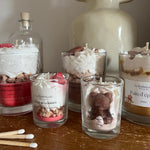 bougie chantilly avec un petit ourson en cire marron. 