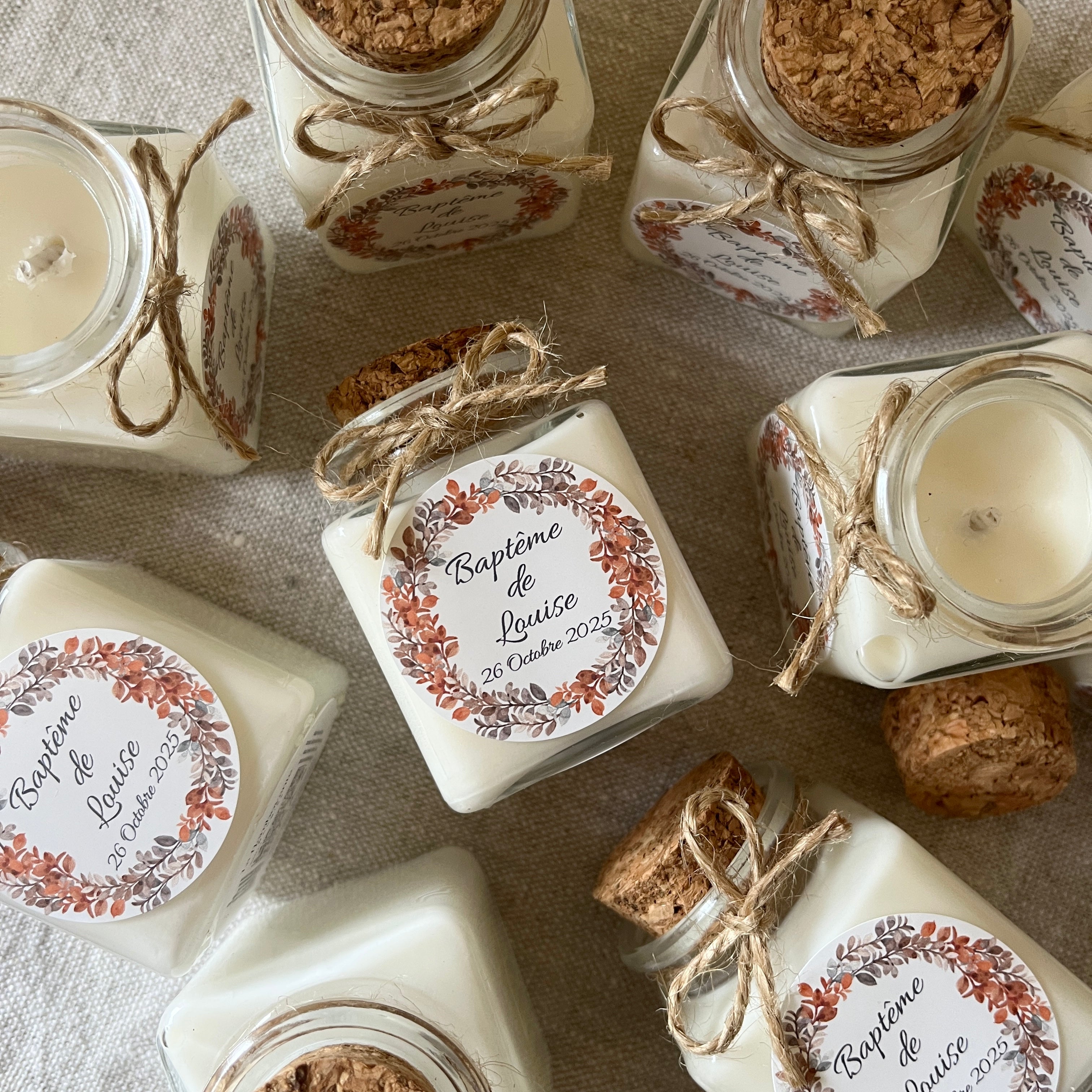 Bougies personnalisées en bocal liège pour baptême, étiquette feuillage automnal.