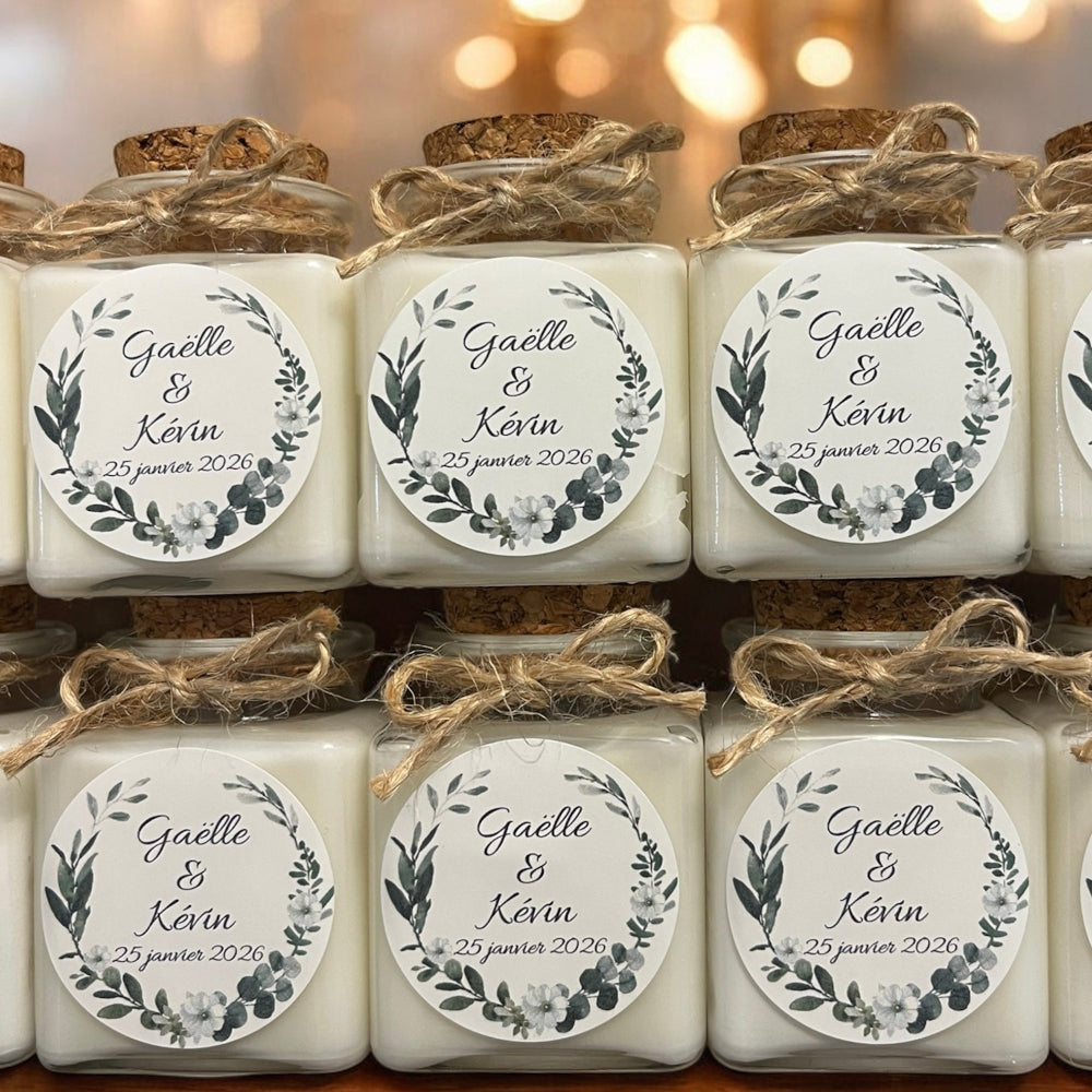 Bougies personnalisées pour un mariage "Gaëlle & Kévin". Avec un bouchon en liège et un noeud décoratif en ficelle. 